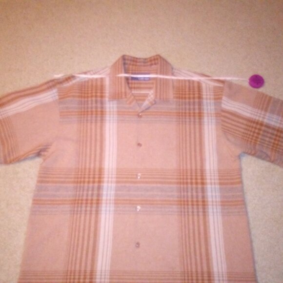 Short Sleeve Button Down Shirt: Light. 5 Button. Side Slit. Great Condition - Picture 6 of 8